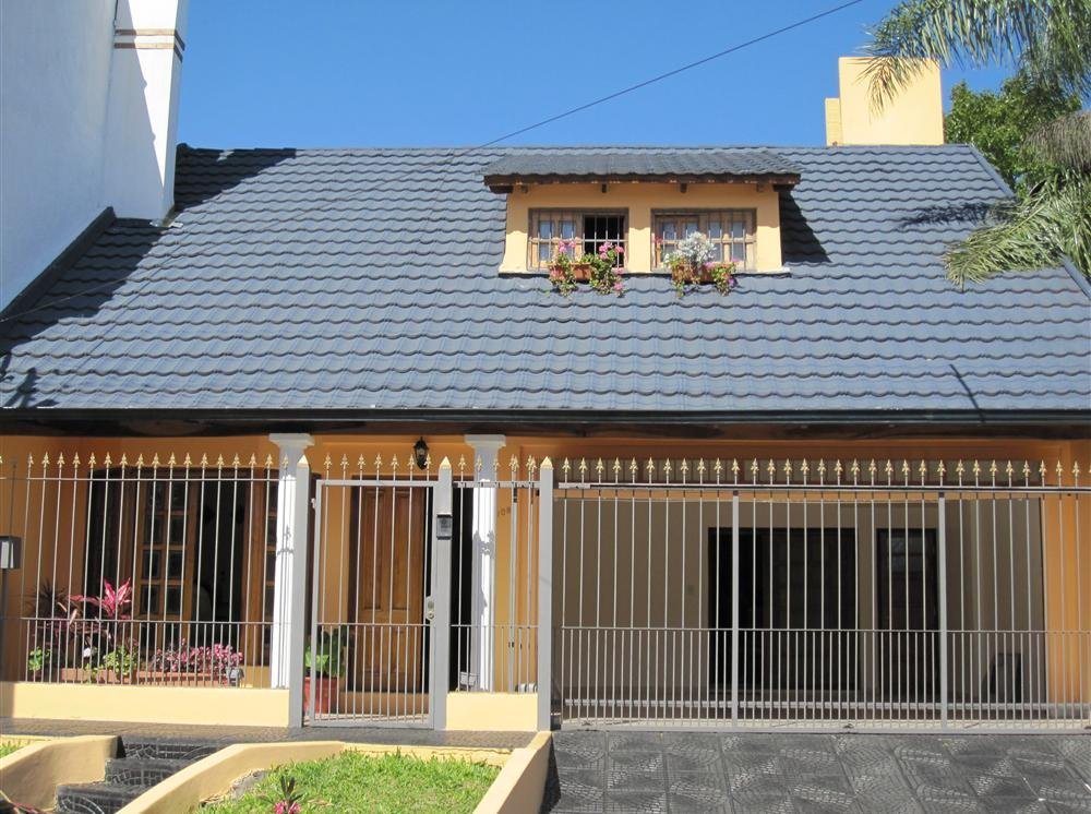 Vivienda con cubierta de tejas de acero gravilladas en color negro
