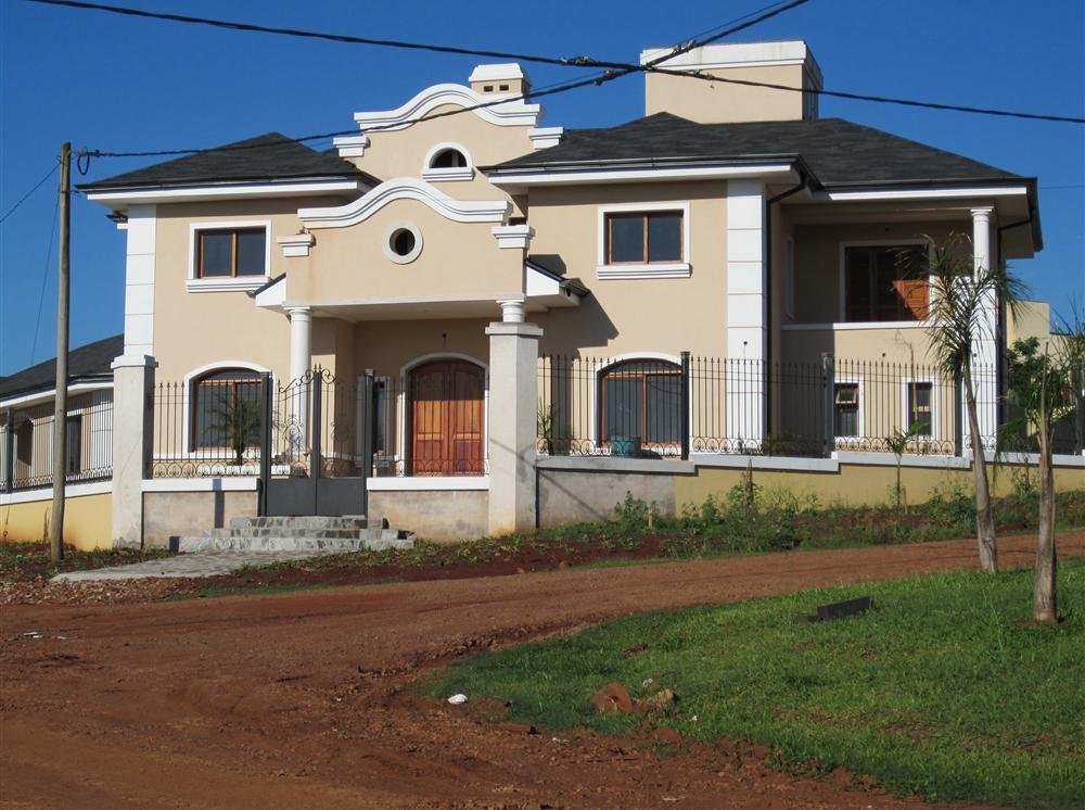 Casa de estilo colonial con cubierta de tejas de acero gravilladas oscuras en Oberá, Misiones