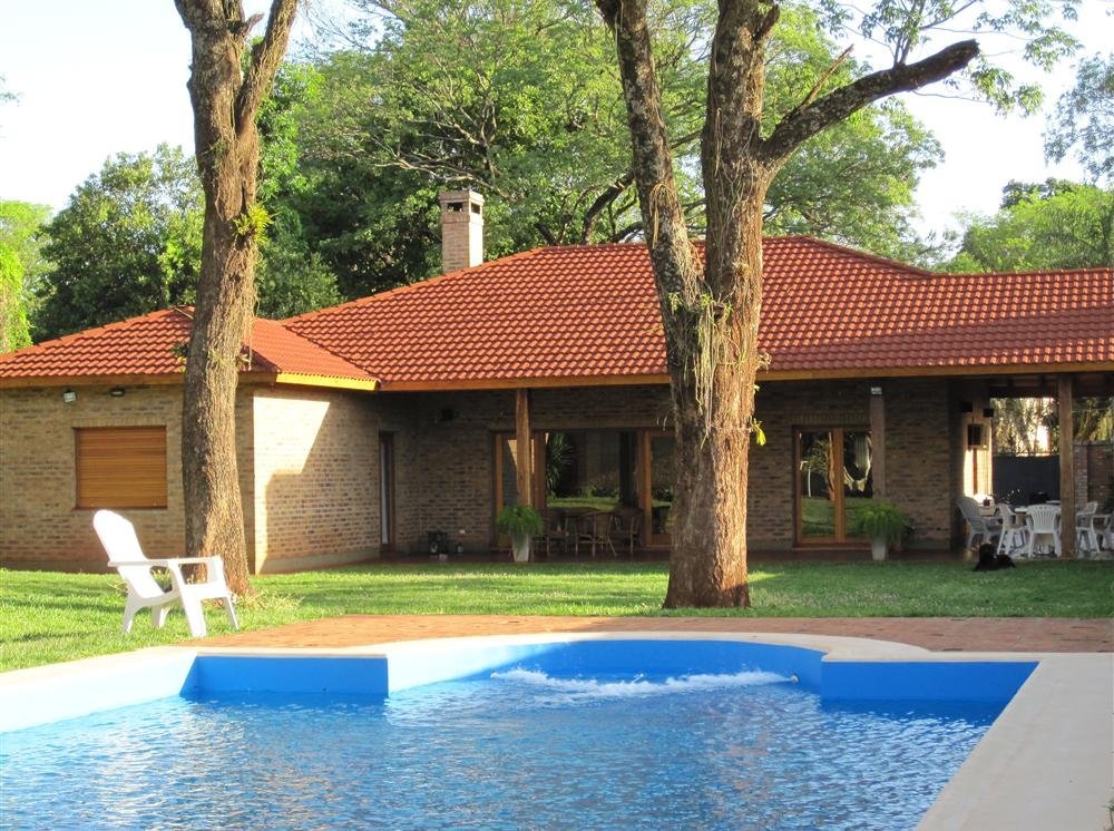 Residencia con cubierta de tejas de acero gravilladas terracota y pileta, Gobernador Virasoro