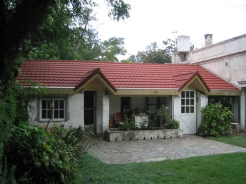 Casa con retechado terminado en teja gravillada terracota