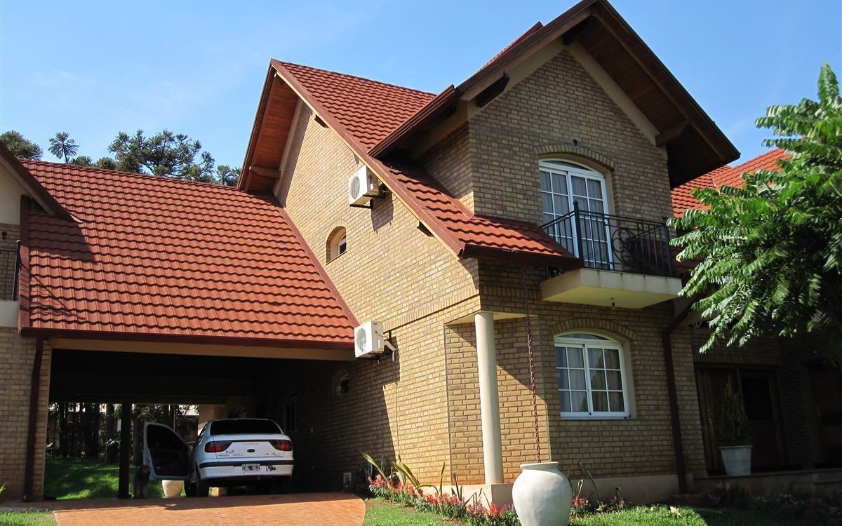 Vivienda con cubierta de tejas de acero gravilladas terracota en San Vicente, Misiones
