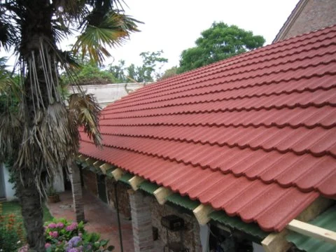 Techo terminado con tejas gravilladas terracota
